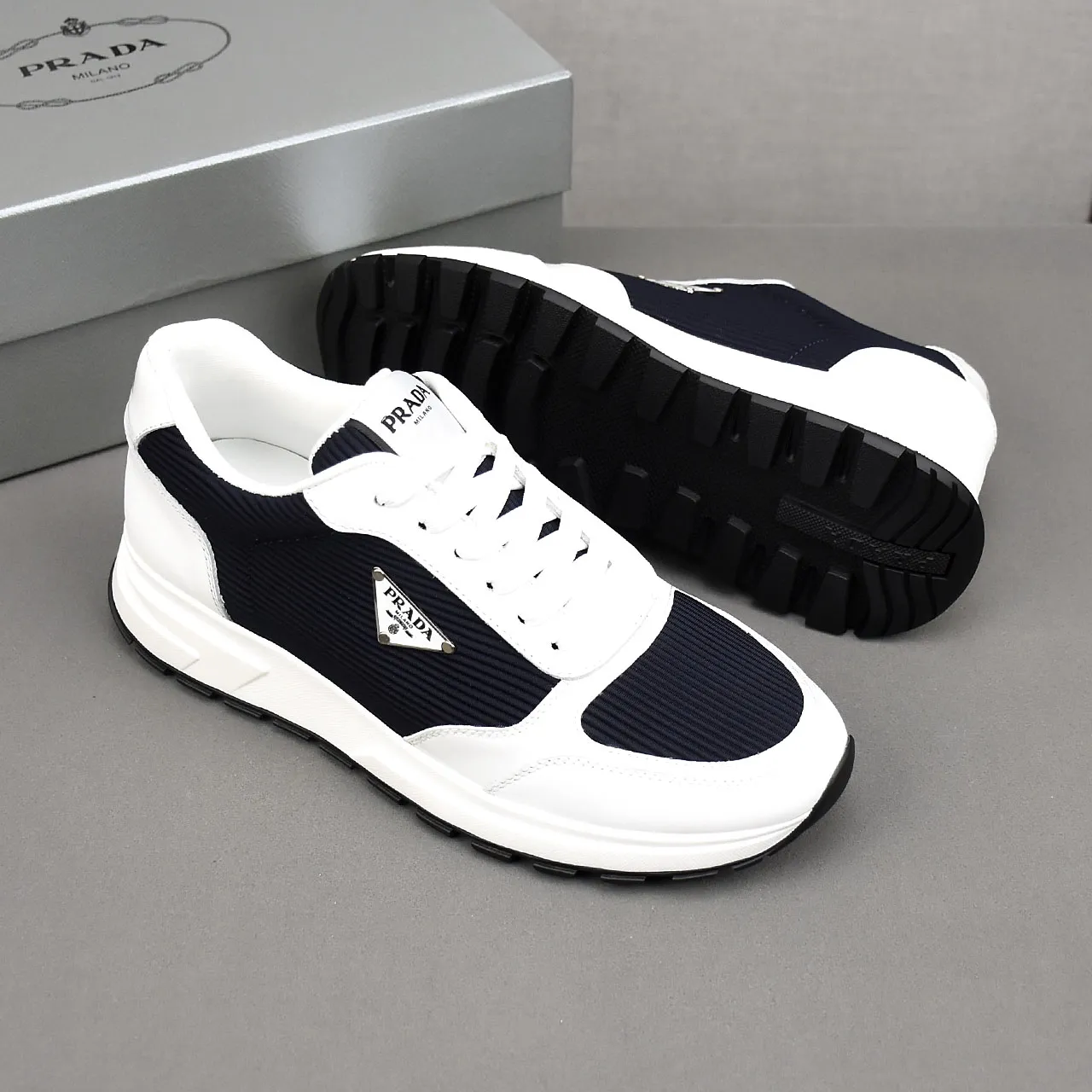 PP460👟👟👟Prada/Prada Prax men's series casual sports shoes Prax sports shoes combine style and comfort, with a unique sports design defined by exquisite materials and details. Fashionable, casual and versatile, it is decorated with an enameled triangle logo on the outside, a Prada Milano printed logo on the tongue, and a 2.5cm lightweight two-tone rubber sole for a comfortable wearing experience! Size: 38-39-40-41-42-43-44 standard leather shoe size